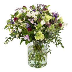 Buketter med "Det gode haveliv" kan indeholde en blanding af blomster, der minder om havens frodighed og glæde.