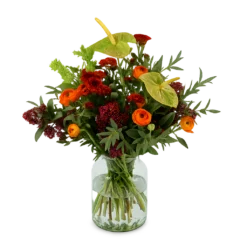 Mellem Hamlet buket med grøn anthurium, orange ranunkler, røde skimmia og mørkerøde blomster