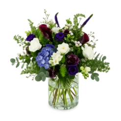 Nordisk Ro Original buket med hvide roser, blå hortensia, lilla lisianthus, anemoner og mørke calla liljer