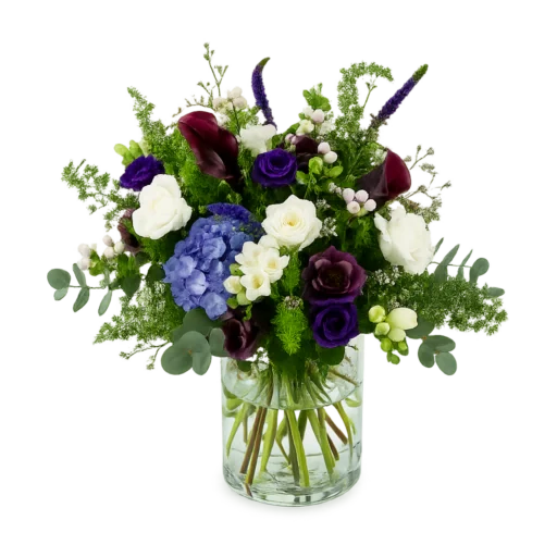 Nordisk Ro Original buket med hvide roser, blå hortensia, lilla lisianthus, anemoner og mørke calla liljer