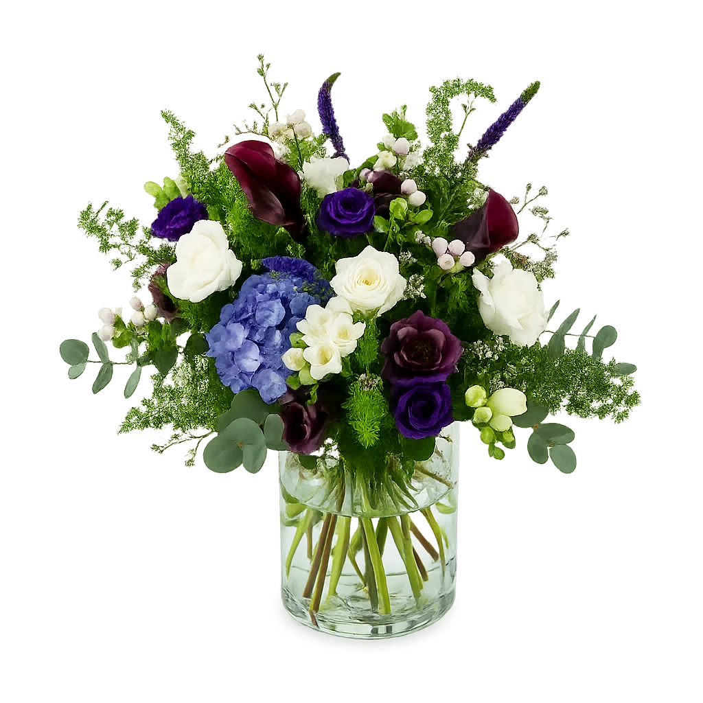 Nordisk Ro Original buket med hvide roser, blå hortensia, lilla lisianthus, anemoner og mørke calla liljer