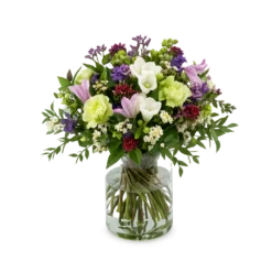 Skyernes Elegance Original buket med hvide fresia, lilla clematis, grønne nelliker og voksblomst