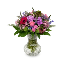 Graceland buket i mellem størrelse med rosa roser, lilla blomster og bordeaux gerbera