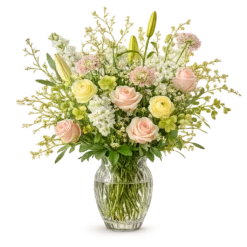 Pasteldrøm Klassisk med lyserøde roser, ranunkler, hvide blomster, lyse liljeknopper og elegante pastelfarver i vase