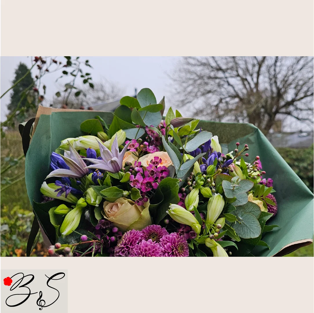 Frisk håndbundet buket fra lokal blomsterhandler i Brønshøj