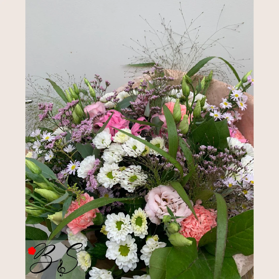 Håndbundne friske blomsterbuketter leveret direkte i 3450 Allerød