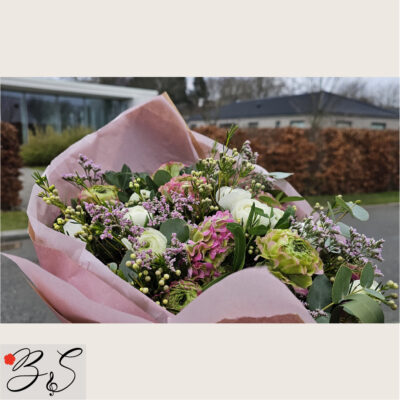 Farverige håndbundne buketter leveret i 2650 Hvidovre fra lokal blomsterbutik