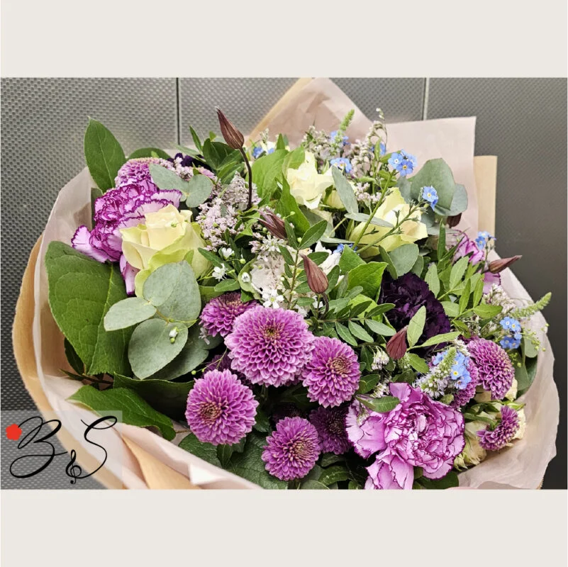 Håndbundet buket med friske blomster leveret i Hørsholm fra BlomsterSymfoni.dk