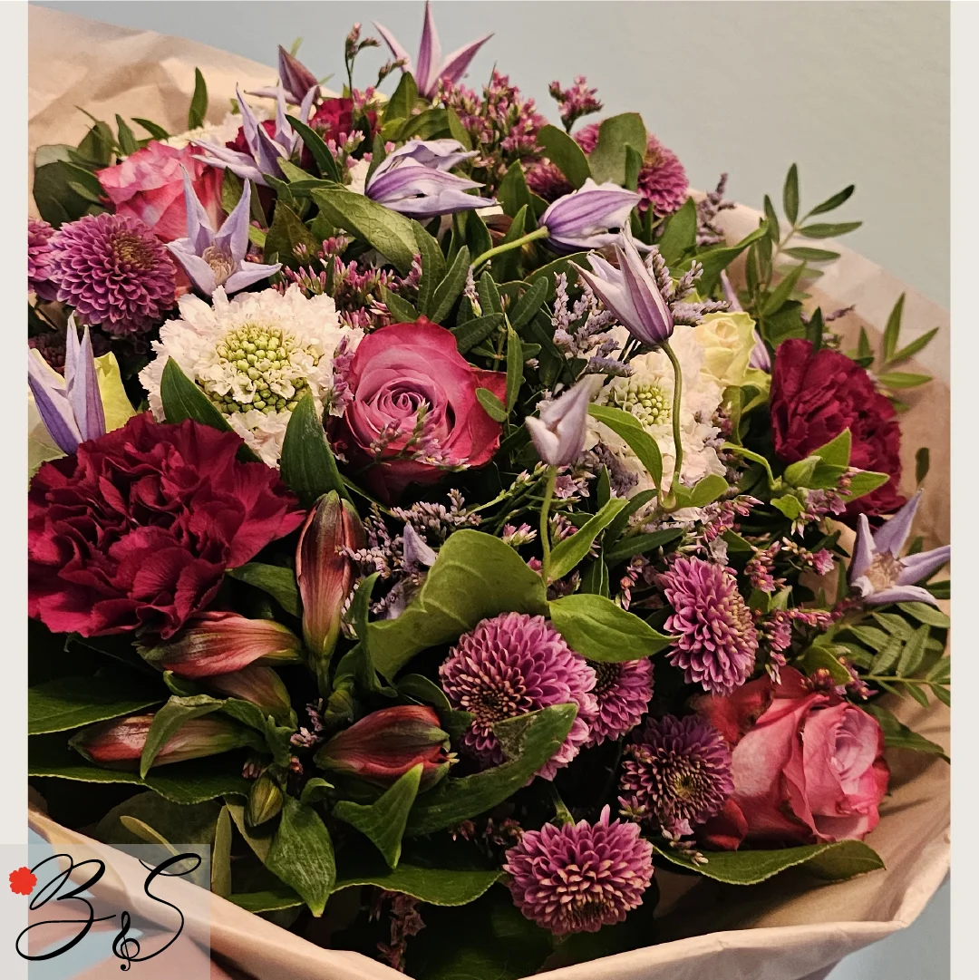 Ung og moderne buket leveret sikkert fra blomsterforretning i Roskilde