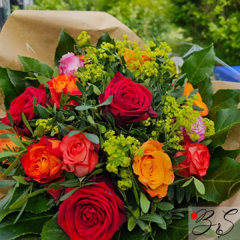 Halloween blomster i orange og lilla med sort bånd, leveret planlagt og sikkert