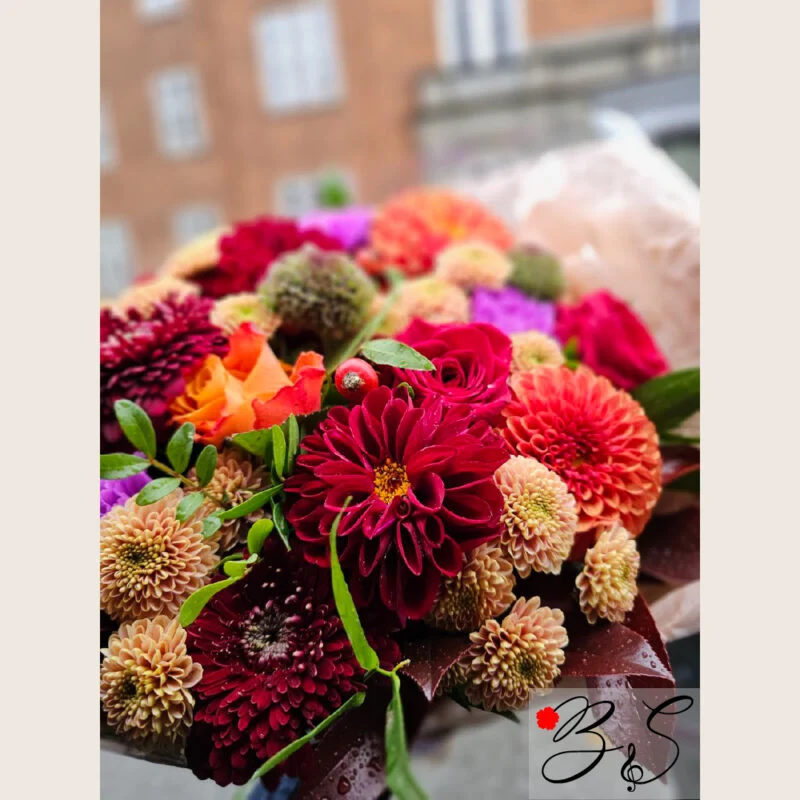 Orange efterårsbuket med chrysantemum og roser i kobberglød, leveret planlagt og sikkert