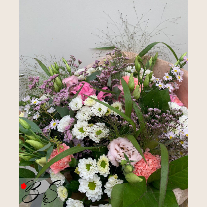 Elegant håndbundet buket fra BlomsterSymfoni – send blomster med levering i Ballerup