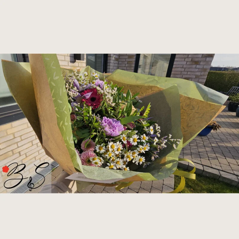 Klassisk håndbundet buket fra BlomsterSymfoni – bestil blomster med levering i Ishøj