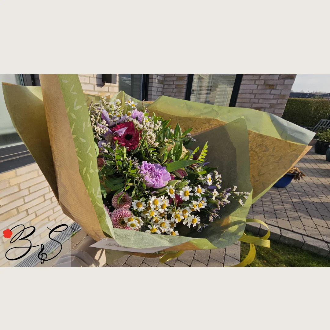 Klassisk håndbundet buket fra BlomsterSymfoni – bestil blomster med levering i Ishøj