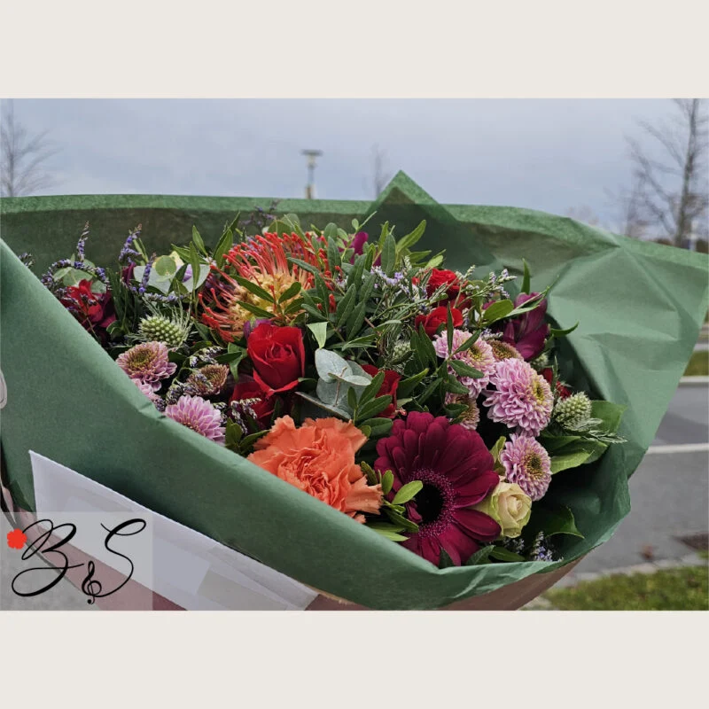 Prisvenlig håndbundet buket fra BlomsterSymfoni – billige blomster med levering i Ishøj