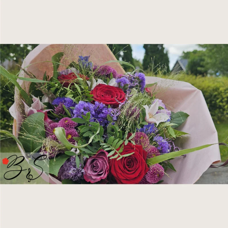 Romantisk buket til kæreste med levering i Ishøj fra BlomsterSymfoni