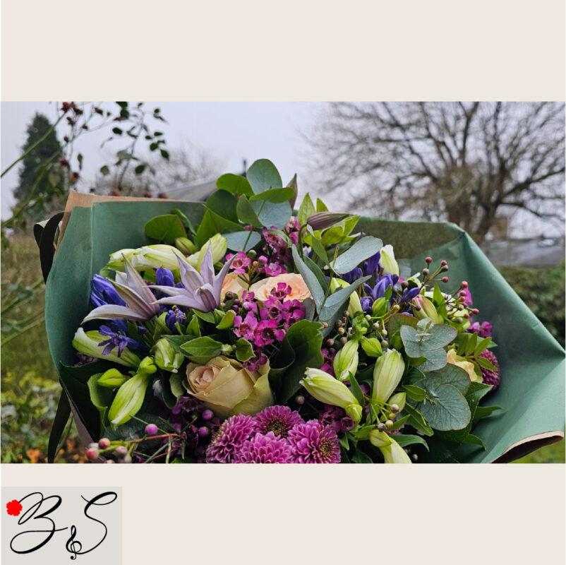 Elegant håndbundet buket fra BlomsterSymfoni – blomsterforretning med levering i Ishøj
