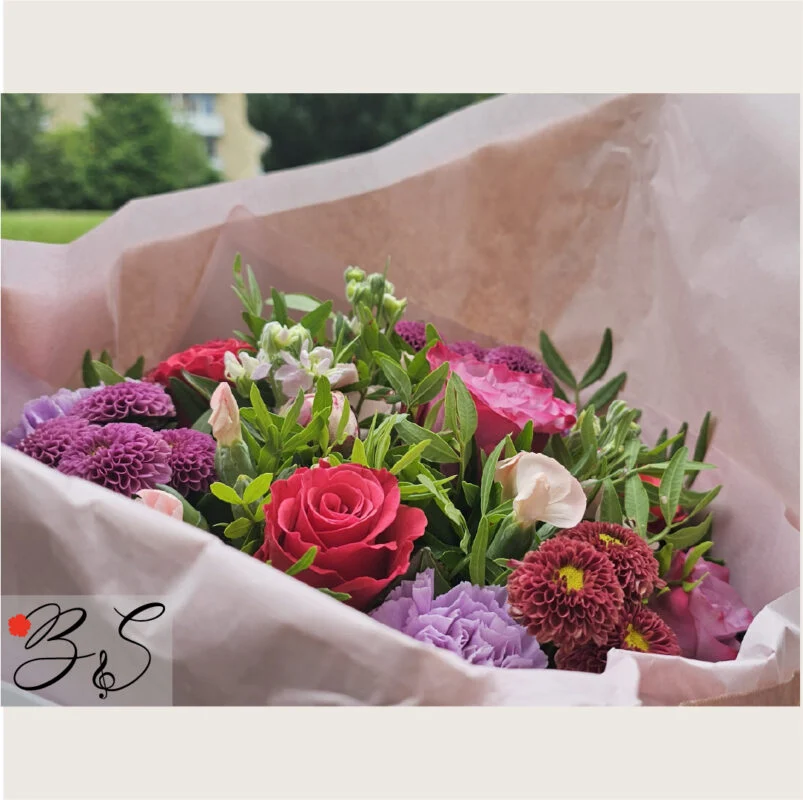 Håndbundet buket fra BlomsterSymfoni – lokal blomsterhandler i Albertslund med elegant, klassisk udtryk.