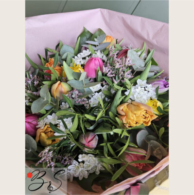 Elegant håndbundet buket fra BlomsterSymfoni – blomsterhandler i Kastrup (2770) med lokal levering.