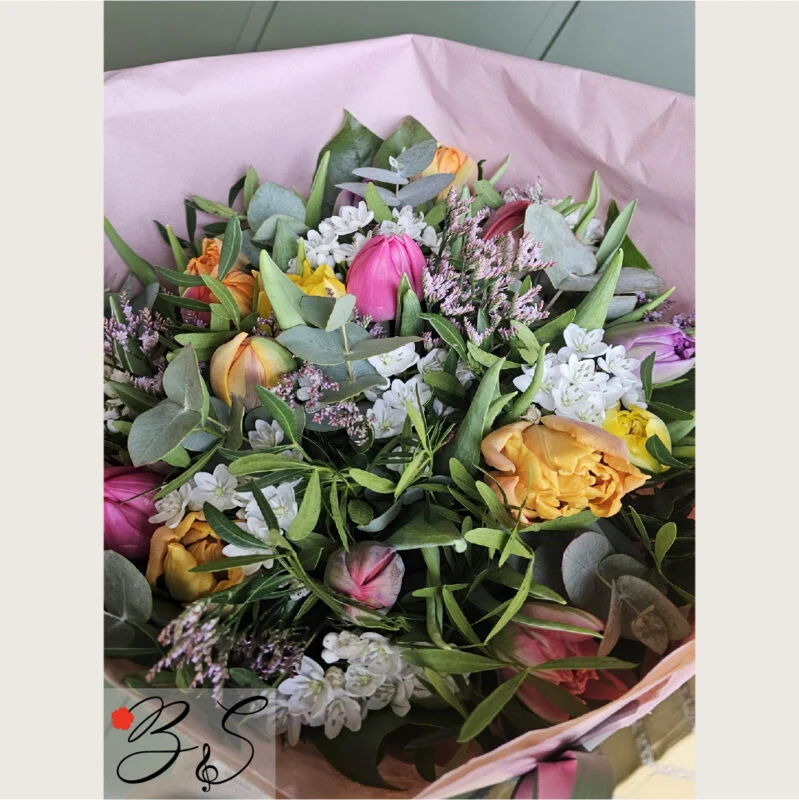 Elegant håndbundet buket fra BlomsterSymfoni – blomsterhandler i Kastrup (2770) med lokal levering.