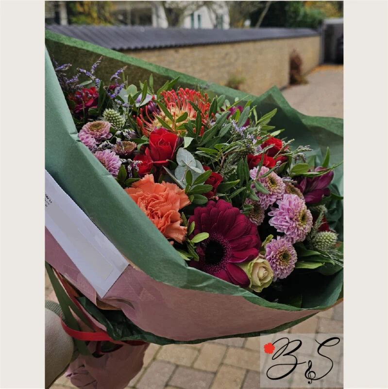 Fødselsdagsbuket i klassisk stil fra BlomsterSymfoni – levering af blomster i Ishøj