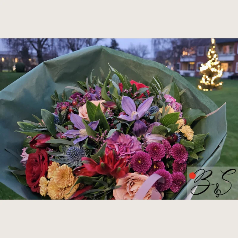 Bestil blomster Frederiksberg C – elegant håndbundet buket fra BlomsterSymfoni klar til levering.