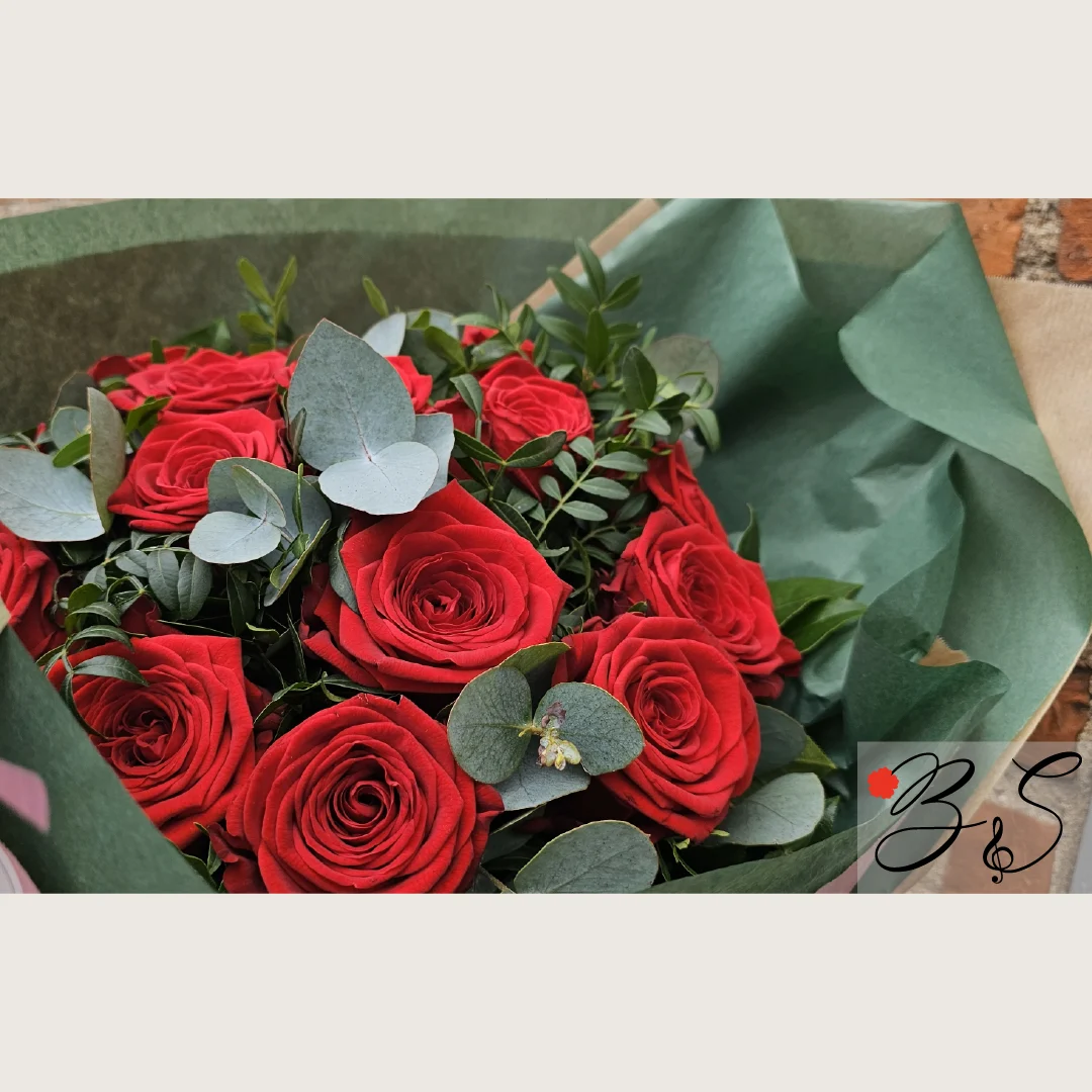 Bestil blomster København Ø – stilren buket fra BlomsterSymfoni bundet som gave og leveret på Østerbro.