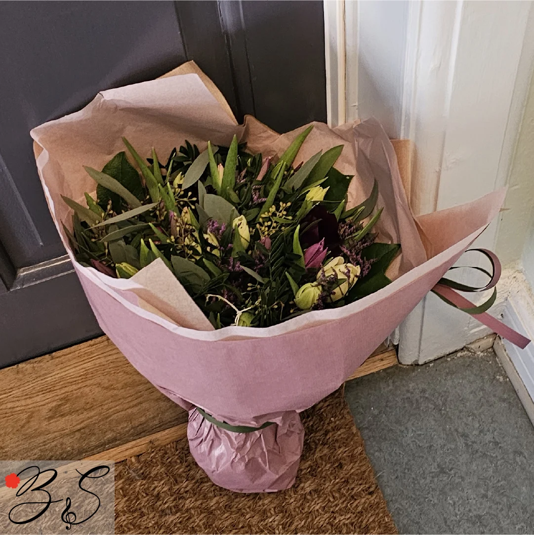 Blomsterforretning Frederiksberg C – elegant håndbundet buket fra BlomsterSymfoni klar til levering.
