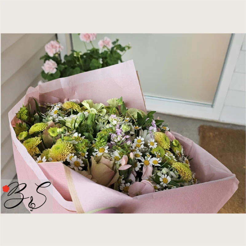 Blomsterhandler København V – elegant håndbundet buket fra BlomsterSymfoni klar til levering.