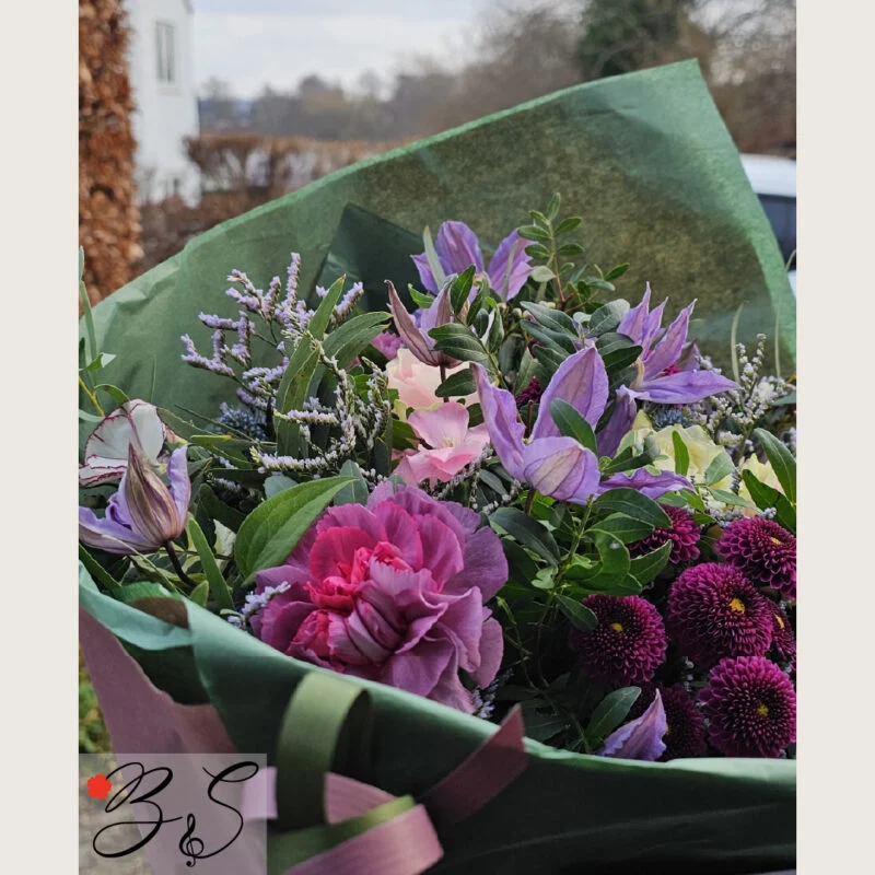 Fødselsdagsblomster Frederiksberg C – elegant håndbundet buket fra BlomsterSymfoni klar til levering.