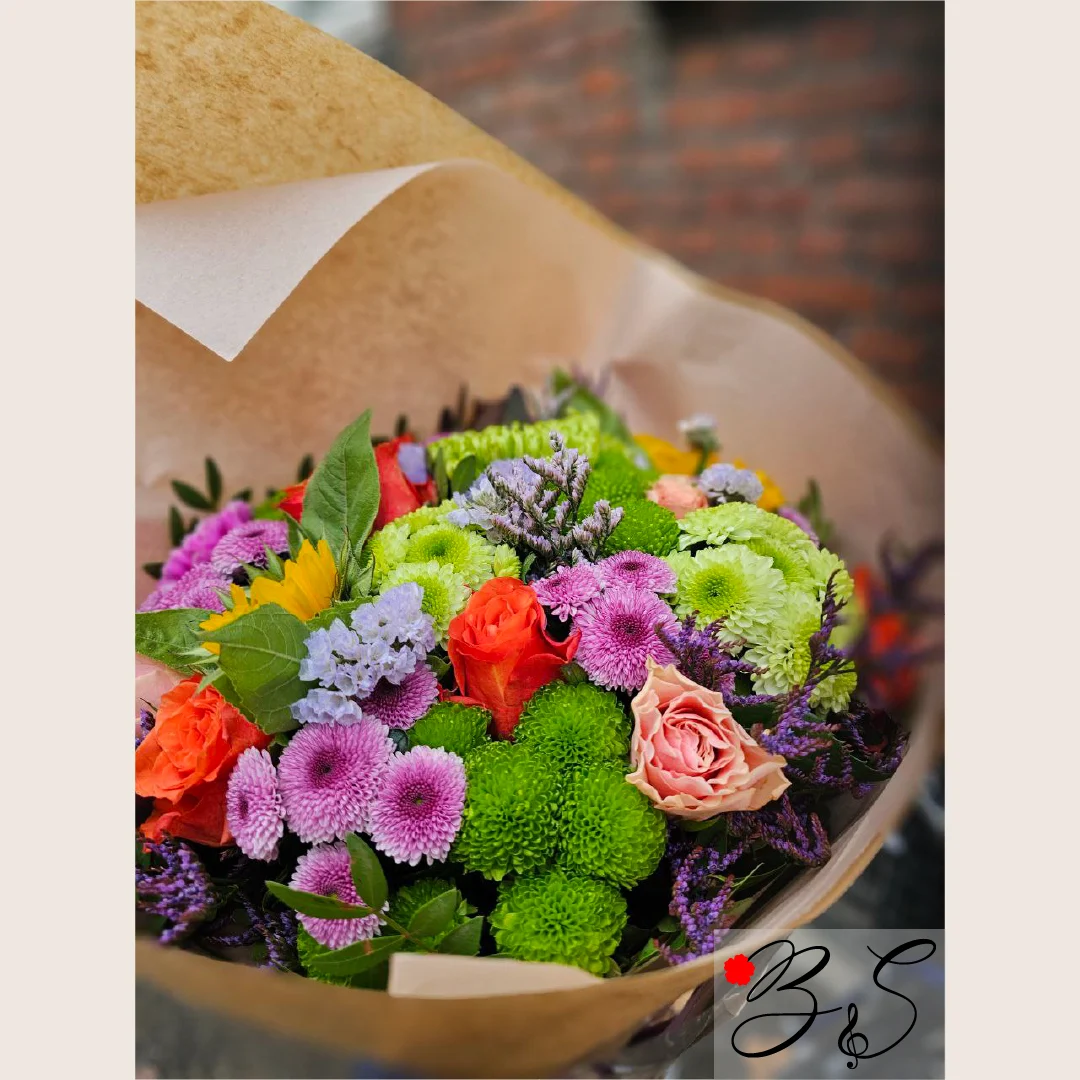 Smukke blomster Frederiksberg C – elegant håndbundet buket fra BlomsterSymfoni klar til levering.