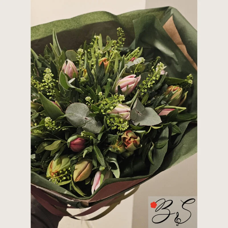 Blomster og chokolade til Mors Dag med elegant buket fra BlomsterSymfoni