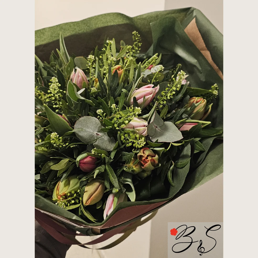 Blomster og chokolade til Mors Dag med elegant buket fra BlomsterSymfoni
