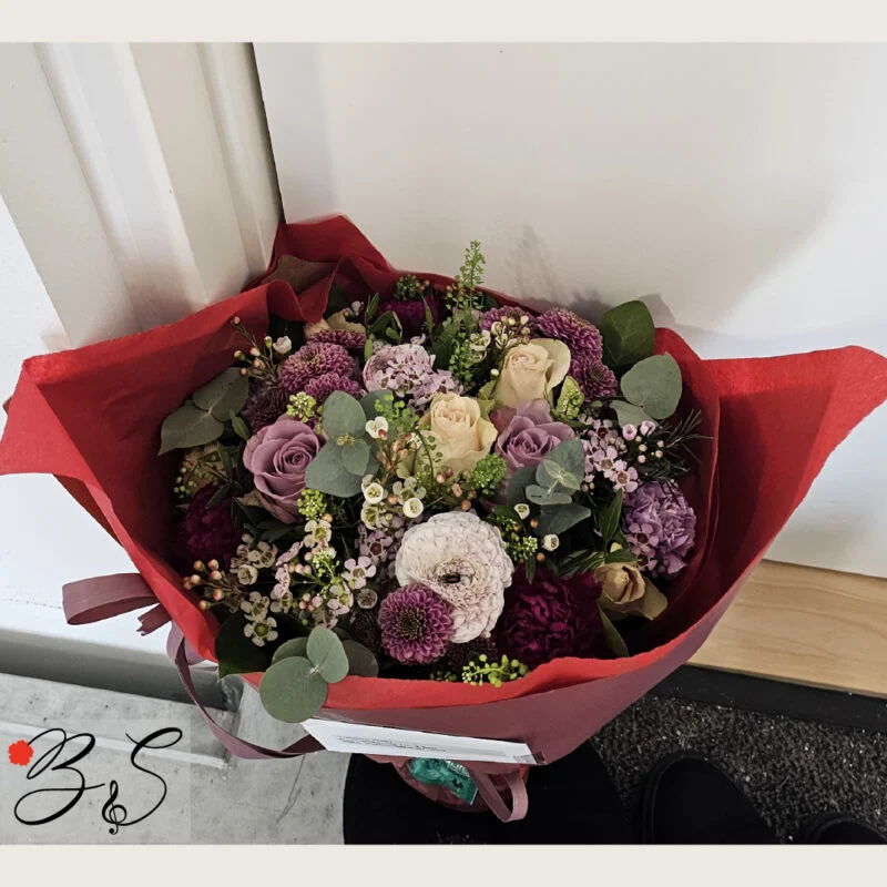 Levering på selve Mors Dag med elegant buket til mor fra BlomsterSymfoni