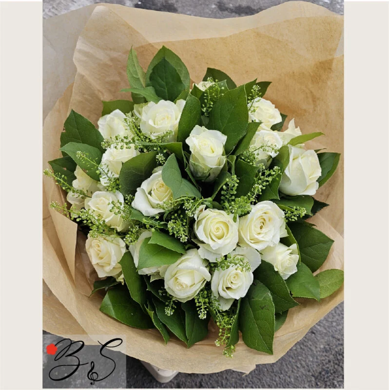 Mors dag buket med personlig hilsen og elegante blomster fra BlomsterSymfoni