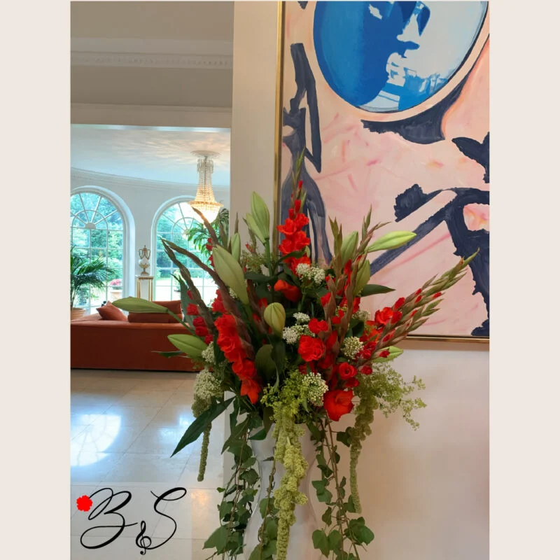 Mors dag gave med chokolade og elegant buket fra BlomsterSymfoni
