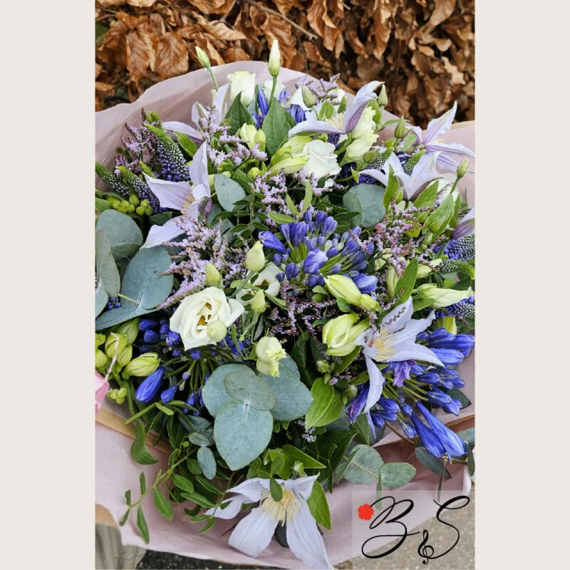 Send en kærlig hilsen til mor med elegant buket fra BlomsterSymfoni