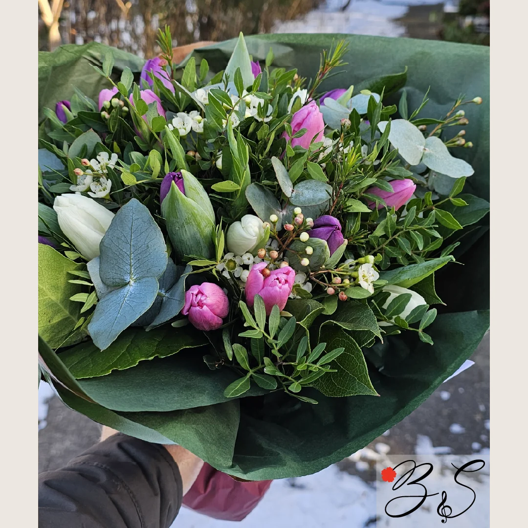 Smuk buket til Mors Dag med elegante blomster fra BlomsterSymfoni