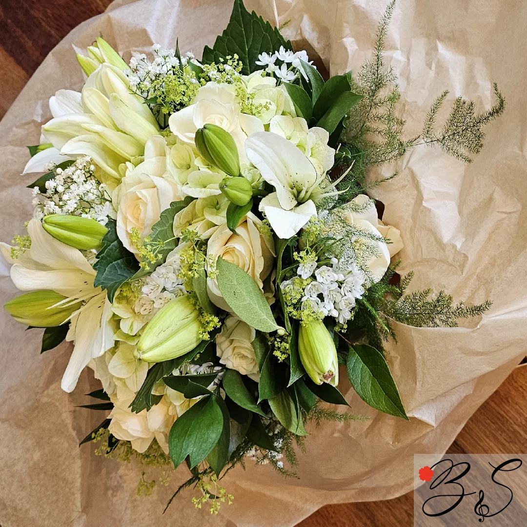 Fødselsdagsblomster Glostrup med elegant buket fra BlomsterSymfoni