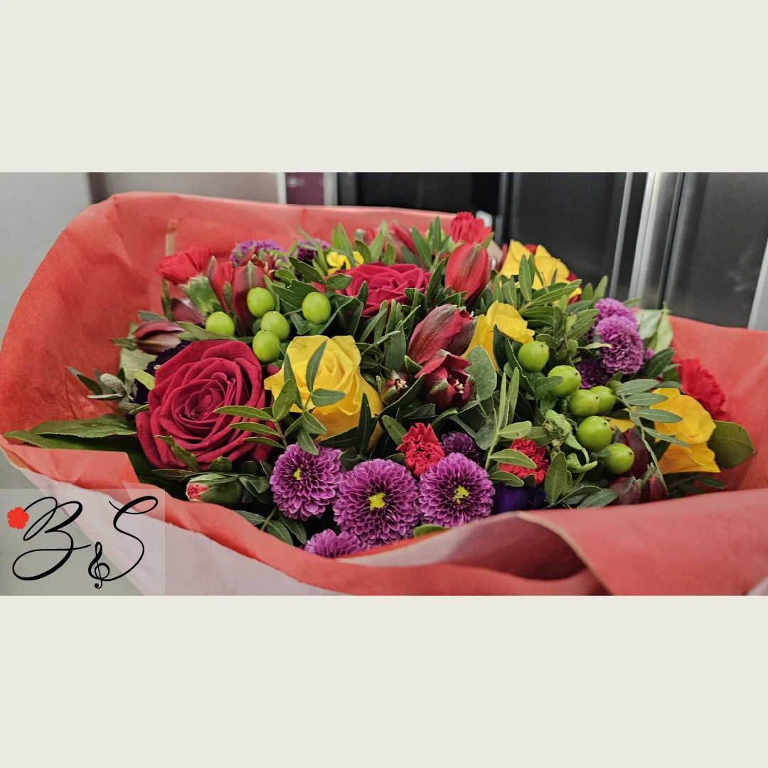 Fødselsdagsblomster Hedehusene med elegant buket fra BlomsterSymfoni