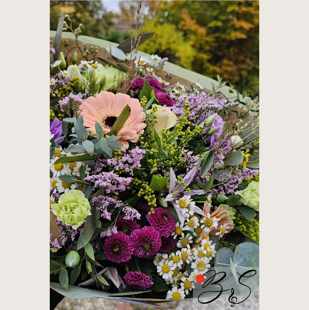 Lokale blomster Dronningmølle med elegant buket fra BlomsterSymfoni