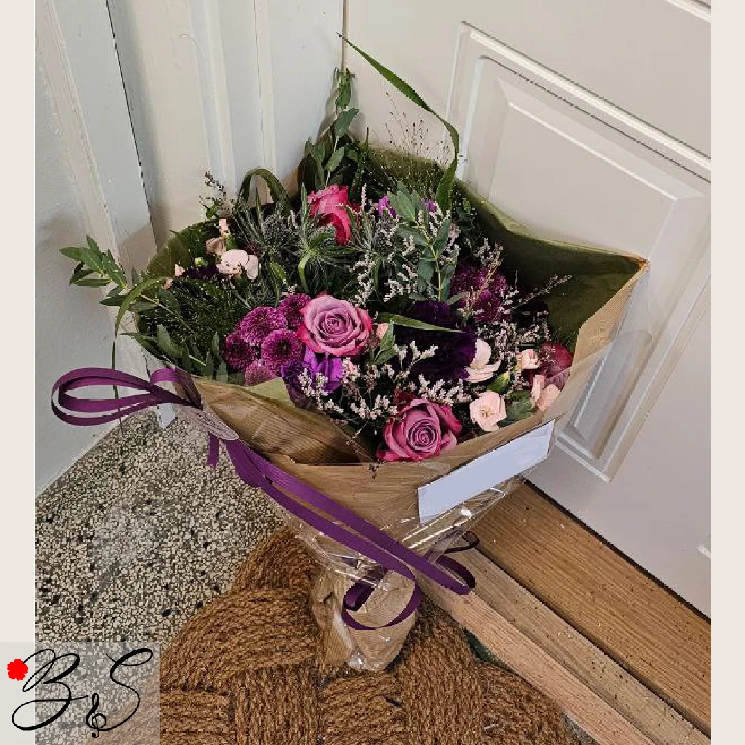 Buket fra BlomsterSymfoni til en personlig blomsterhilsen i Ålsgårde